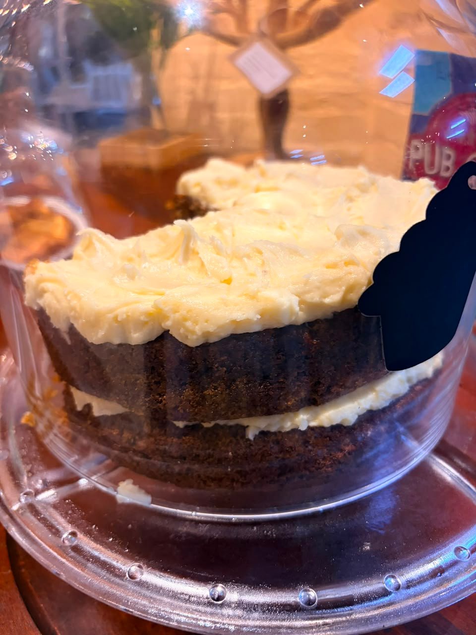 A whole wortelkoek under a glass dome